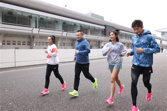 岳云鹏（左二）在上海赛车场跑步。